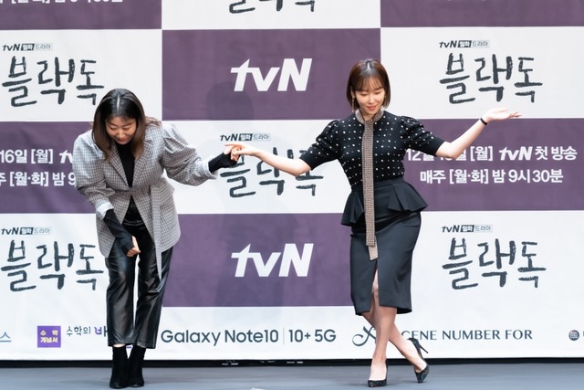 라미란(왼쪽)과 서현진은 tvN 블랙독에서 연기 호흡을 맞춘다. /tvN 제공