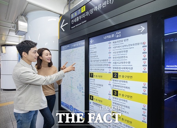 삼성전자는 서울교통공사에서 추진한 지하철 종합 안내도 디지털화 사업에 참여해 삼성 스마트 사이니지 4218대를 설치했다. /삼성전자 제공