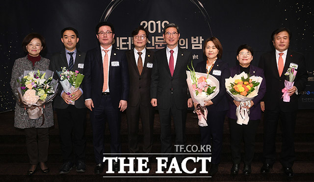 한국인터넷신문협회 주최로 열린 2019 인터넷신문인의 밤 행사가 12일 오후 서울 여의도 켄싱턴호텔에서 열린 가운데 이근영 한국인터넷신문협회 회장(왼쪽에서 네 번째과 20대 국회의정대상 수상자들이 기념 촬영을 하고 있다. /이동률 기자