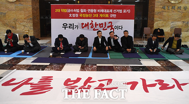 이틀째 무기한 농성을 이어가고 있는 황교안 자유한국당 대표(왼쪽 다섯번째)가 12일 오전 서울 여의도 국회 로텐더홀에서 김재원 정책위의장(왼쪽 여섯번째)과 대화를 하고 있다. / 국회=배정한 기자