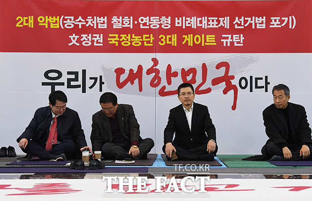 무기한 농성을 이어가고 있는 황교안 자유한국당 대표(왼쪽 세번째)가 12일 오전 서울 여의도 국회 로텐더홀에서 생각에 잠겨 있다. / 국회=배정한 기자