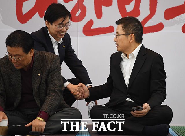 무기한 농성을 이어가고 있는 황교안 자유한국당 대표(오른쪽)가 12일 오전 서울 여의도 국회 로텐더홀에서 조경태 의원과 악수를 하고 있다.. / 국회=배정한 기자