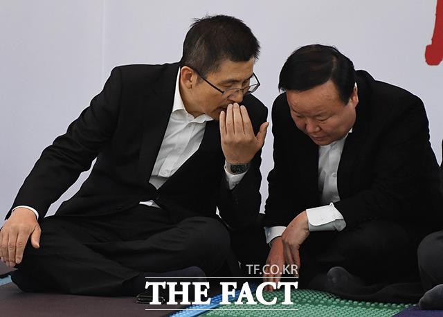 무기한 농성을 이어가고 있는 황교안 자유한국당 대표(왼쪽)가 12일 오전 서울 여의도 국회 로텐더홀에서 김재원 정책위의장과 대화를 하고 있다. / 국회=배정한 기자