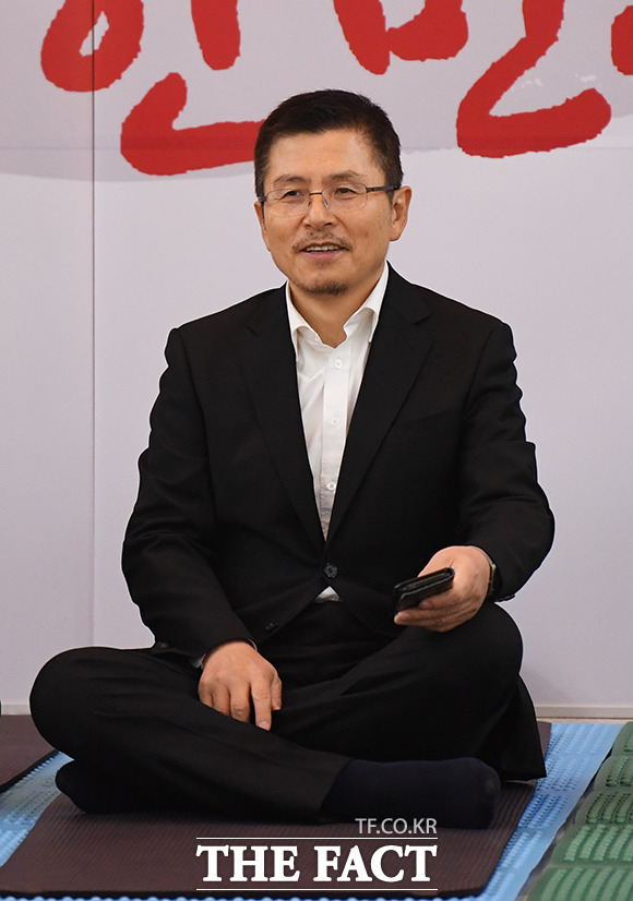 이틀째 무기한 농성을 이어가고 있는 황교안 자유한국당 대표가 12일 오전 서울 여의도 국회 로텐더홀에서 환한 미소를 짓고 있다. / 국회=배정한 기자