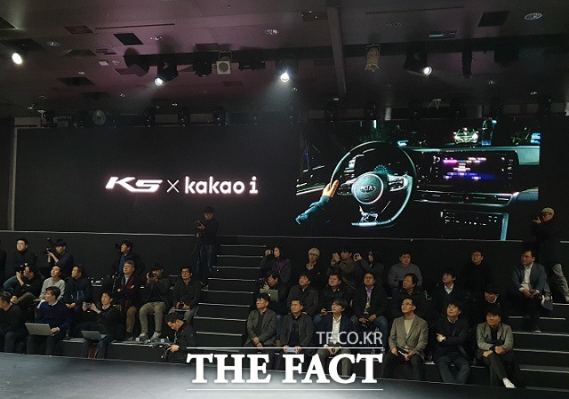 신형 K5에 적용된 음성 인식 차량 제어는 시원하게 해줘, 따뜻하게 해줘와 같이 사람에게 대화하듯 자연스럽게 얘기할 경우에도 운전자의 요구를 정확히 파악한다. 사진은 이날 신차 발표회에서 카카오 i 기술을 시연하는 모습 /서재근 기자