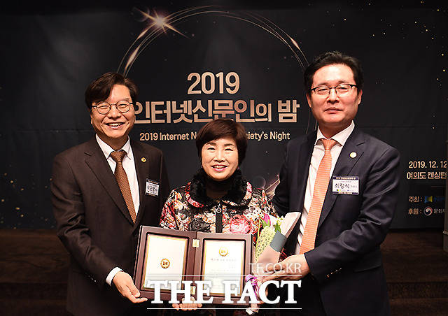 한국인터넷신문협회 주최로 열린 2019 인터넷신문인의 밤 ‘제 20대 국회 의정대상’이 12일 오후 서울 여의도 켄싱턴호텔에서 열린 가운데 이근영 인신협 회장과 20대 국회 의정대상 수상자인 전혜숙 더불어민주당 의원, 최정식 i-어워드위원장(왼쪽부터)이 기념촬영을 하고 있다. /이새롬 기자