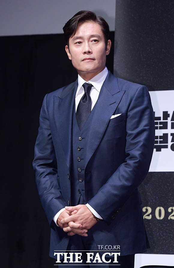 배우 이병헌이 12일 오전 서울 강남구 CGV 압구정점에서 열린 영화 남산의 부장들의 제작보고회에 참석해 포즈를 취하고 있다. /김세정 기자