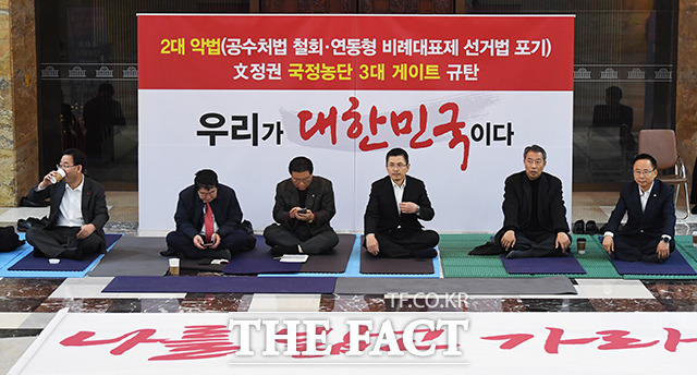 이틀째 무기한 농성을 이어가고 있는 황교안 자유한국당 대표(왼쪽 네번째)가 12일 오전 서울 여의도 국회 로텐더홀에서 생각에 잠겨 있다. / 국회=배정한 기자