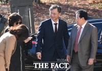 [TF포토] 밝은 표정으로 지지자들에게 인사하는 우병우