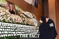 [TF포토] 남편 영정에 헌화하는 정희자 여사