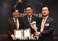 [TF포토] 2019 인터넷 신문인의 밤, 국회 의정대상 수상한 오신환 원내대표