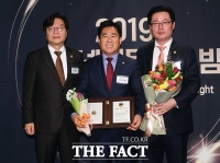 [TF포토] 2019 인터넷신문인의 밤, 국회 의정대상 수상한 김규환 의원