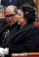 [TF포토] 흐느끼는 정희자 여사