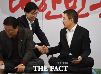 [TF포토] 웃으며 악수하는 황교안 대표