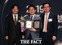 [TF포토] 인터넷신문인의 밤, '제 20대 국회 의정대상' 수상한 노웅래 의원