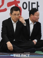 [TF포토] 생각에 잠긴 황교안 대표