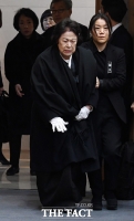 [TF포토] 김우중 영결식, 부축 받으며 입장하는 정희자 여사