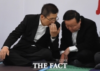 [TF포토] 황교안-김재원, '비밀스러운 대화'