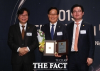 [TF포토] 신동근 의원, '제 20대 국회 의정대상 수상'