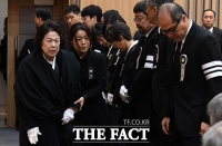 [TF포토] 영결식 참석하는 정희자 여사