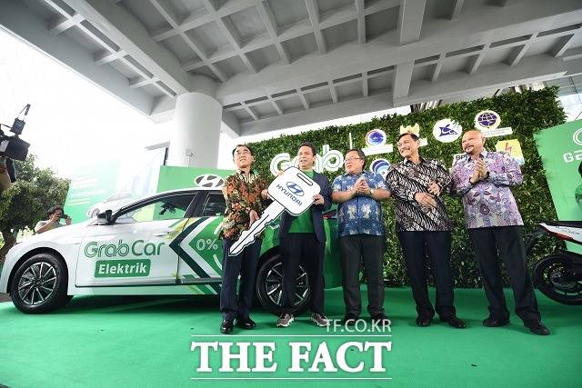 올해 초 싱가포르에서 그랩과 코나 일렉트릭을 활용한 차량 호출 서비스를 시작한 현대차는 이날 전달식을 기점으로 친환경 모빌리티 서비스 영역을 인도네시아로 확대한다는 전략이다. /현대자동차 제공