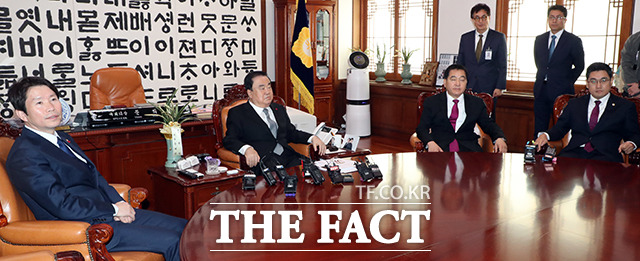 문희상 국회의장 주재 교섭단체 3당 원내대표 회동이 13일 오전 서울 여의도 국회의사당에서 열린 가운데 이인영 더불어민주당 원내대표와 문 의장, 심재철 자유한국당 원내대표, 오신환 바른미래당 원내대표(왼쪽부터)가 대화를 하고 있다. / 국회=배정한 기자