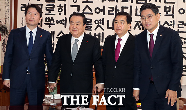 문희상 국회의장 주재 교섭단체 3당 원내대표 회동이 13일 오전 서울 여의도 국회의사당에서 열린 가운데 이인영 더불어민주당 원내대표와 문 의장, 심재철 자유한국당 원내대표, 오신환 바른미래당 원내대표(왼쪽부터)가 손을 잡고 있다. / 국회=배정한 기자