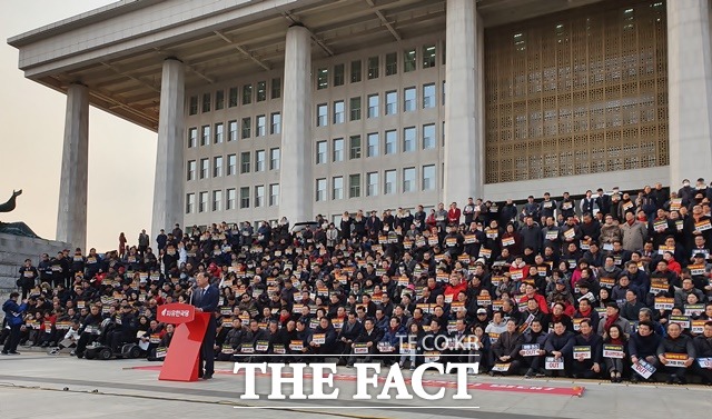 한국당 의원들과 지지자들이 3일 오후 국회 본관 앞 계단에서 연동형 비례제 선거제와 공수처를 비판하는 규탄대회를 하고 있다. /허주열 기자