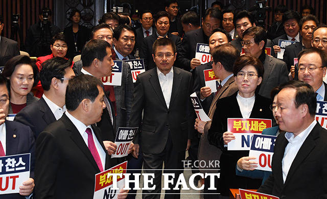자유한국당 의원총회가 13일 오후 서울 여의도 국회에서 열린 가운데 황교안 대표(가운데)가 입장을 하고 있다. / 국회=배정한 기자