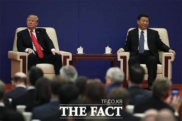 13일 미국과 중국이 1단계 무역 합의에 서명했다는 소식이 전해지면서 뉴욕 증시는 물론 한국 증시도 급등했다. 사진은 지난해 11월 베이징에서 열린 미중 기업인 행사에서 참가한 도널드 트럼프 미국 대통령(왼쪽)과 시진핑 중국 국가주석의 모습. /베이징=AP/뉴시스