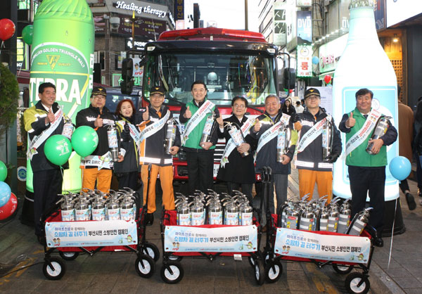 하이트진로는 지난 12일 부산시 부전 시장과 서면 일대의 업소 및 상가의 화재 취약계층을 대상으로 소방안전캠페인을 진행했다. /하이트진로 제공