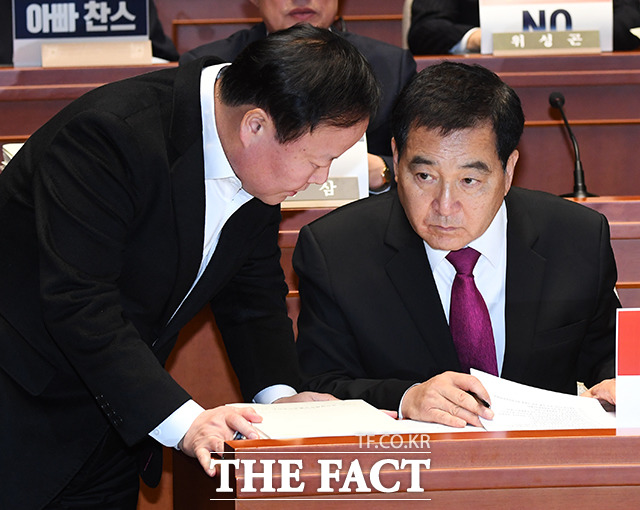 자유한국당 의원총회가 13일 오후 서울 여의도 국회에서 열린 가운데 김재원 정책위의장(왼쪽)과 심재철 원내대표가 대화를 하고 있다. / 국회=배정한 기자