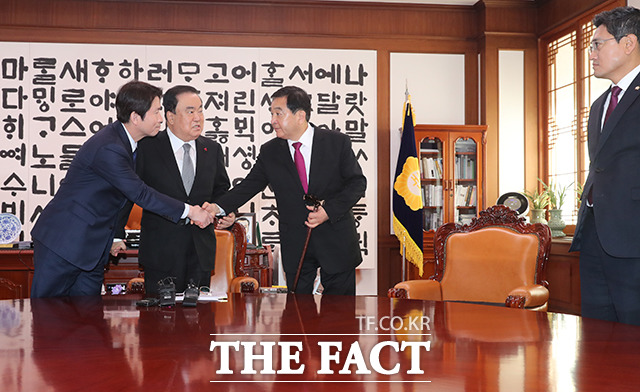 국회 본회의가 끝내 무산됐다. 더불어민주당은 13일 국회 본회의를 열고 패스트트랙 법안을 상정해 처리하려 했지만, 필리버스트에 막히고 말았다. 13일 오전 문희상 국회의장 주재 교섭단체 3당 원내대표 회동에 참석한 (왼쪽부터) 이인영 민주당 원내대표, 문 의장, 심재철 한국당 원내대표가 악수하고 있다. /배정한 기자