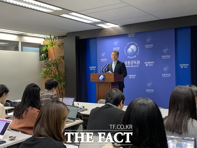 정성웅 금융감독원 부원장보가 13일 오전 서울 여의도 금융감독원에서 통화옵션계약(키코) 관련 금융분쟁조정위원회 개최결과를 발표하고 있다. 분조위는 금융위기 당시 발생한 통화옵션계약 분쟁조정신청에 대해 은행의 불완전 판매책임을 인정하고 손해액의 일부를 배상토록 조정결정했다고 밝혔다. /황원영 기자