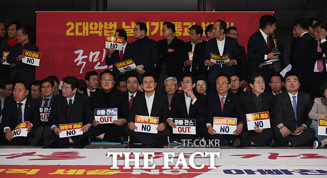 황교안 자유한국당 대표를 비롯한 의원들이 13일 오후 서울 여의도 국회 본회의장 입구에서 사흘째 무기한 농성을 벌이고 있다. / 국회=배정한 기자