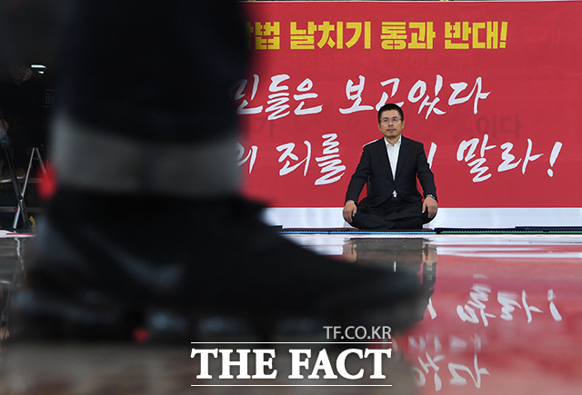 황교안 자유한국당 대표가 13일 오후 서울 여의도 국회 로텐더홀에서 무기한 농성을 이어가고 있다. / 국회=배정한 기자