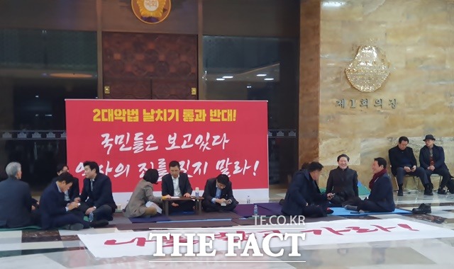 한국당 황교안 대표, 김무성·김현아·임이자·원유철·유민봉·유기준·조경태·정양석·전희경 의원 등이 13일 오후 8시 20분께 국회 본회의장 앞에서 선거법·공수처법을 막기 위한 농성을 하고 있는 모습. /허주열 기자