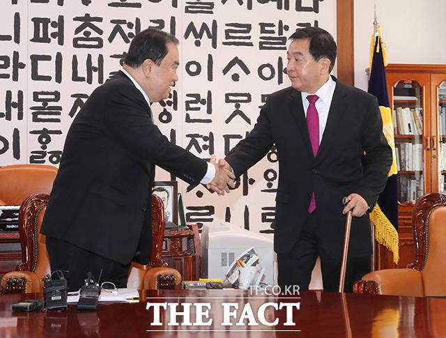 문희상 국회의장 주재 교섭단체 3당 원내대표 회동이 13일 오전 서울 여의도 국회의사당에서 열린 가운데 문 의장(왼쪽)과 심재철 자유한국당 원내대표가 악수를 하고 있다. / 국회=배정한 기자