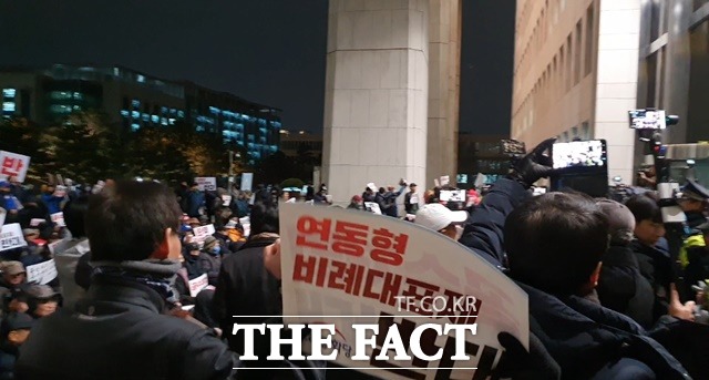 우리공화당 지지자 100여 명이 13일 오후 국회 본관 난입을 시도하다, 경찰에 막혀 진입에 실패하는 소동이 발생했다. /국회=허주열 기자