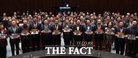 [TF포토] '부자세습 NO' …구호 외치는 자유한국당
