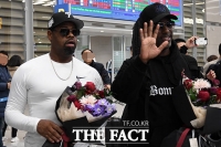 [TF포토] 나단 모리스-숀 스톡맨, '공항에 마중 나온 팬들에게 손인사'