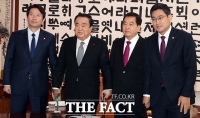 [TF포토] 본회의 앞두고 손잡은 교섭단체 3당 원내대표