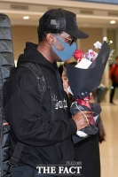 [TF포토] 숀 스톡맨, '마스크 쓴 채 꽃향기?'