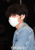 [TF포토] 뷔, '안경 너머로 빛나는 심쿵 눈빛'