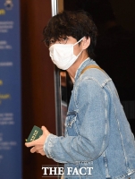 [TF포토] 뷔, '옆 모습도 완벽해'