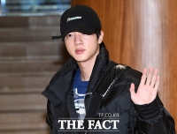 [TF포토] 진, '인사하는 조각상'