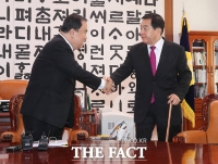 [TF포토] 악수하는 문희상 의장과 심재철 원내대표