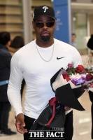 [TF포토] 나단 모리스, '꽃다발 받으며 내한'