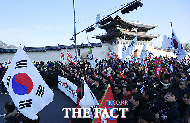 14일 오후 서울 광화문광장에서 문 정권 국정농단 3대 게이트 규탄 대회가 열린 가운데 참가자들이 행진하고 있다. /이새롬 기자