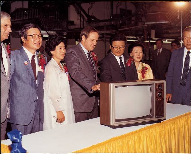 구자경 LG 명예회장의 재임기간 LG가 세운 해외 법인의 수만 50여 개에 달한다. 지난 1982년 미국 알라바마 주의 헌츠빌에 세운 컬러TV공장은 국내 기업 최초의 해외 생산기지다. /LG그룹 제공